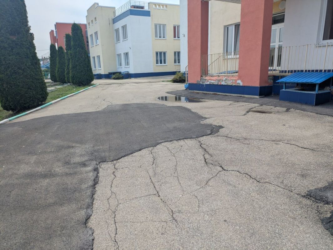 В детсадах № 11, 30 и 20, которые осмотрели проверяющие, выявлены общие нарушения: проросшая трава на отмостках, трещины и разломы на них В детсадах № 11, 30 и 20, которые осмотрели проверяющие, выявлены общие нарушения: проросшая трава на отмостках, трещины и разломы на них