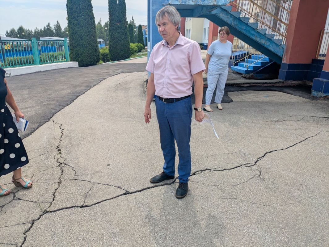В детсадах № 11, 30 и 20, которые осмотрели проверяющие, выявлены общие нарушения: проросшая трава на отмостках, трещины и разломы на них В детсадах № 11, 30 и 20, которые осмотрели проверяющие, выявлены общие нарушения: проросшая трава на отмостках, трещины и разломы на них