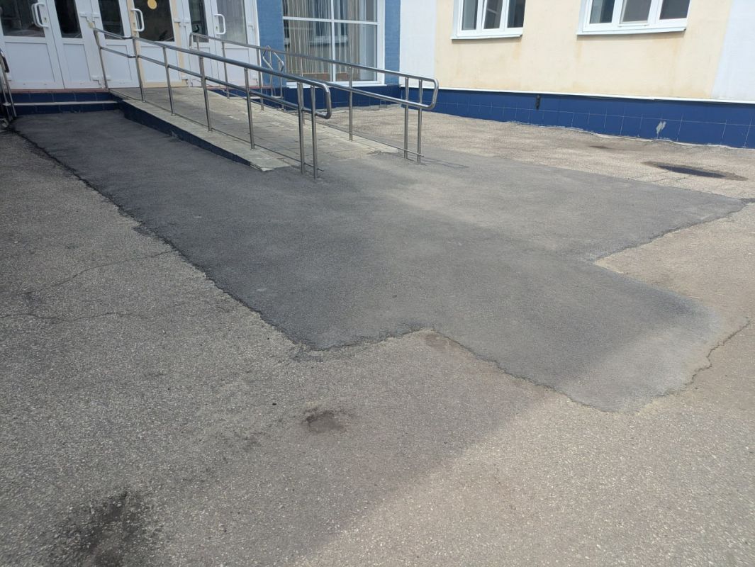 В детсадах № 11, 30 и 20, которые осмотрели проверяющие, выявлены общие нарушения: проросшая трава на отмостках, трещины и разломы на них В детсадах № 11, 30 и 20, которые осмотрели проверяющие, выявлены общие нарушения: проросшая трава на отмостках, трещины и разломы на них