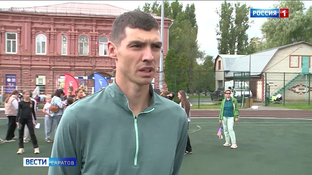 На стадионе Детского парка в рамках Всероссийской акции «Физкульт-привет» состоялась «Зарядка с чемпионом»