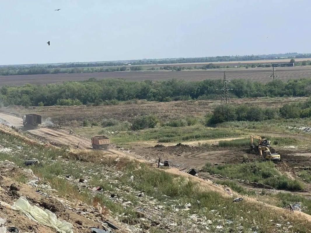 Для тушения возгорания на полигоне в Энгельсе привлечена дополнительная техника Для тушения возгорания на полигоне в Энгельсе привлечена дополнительная техника