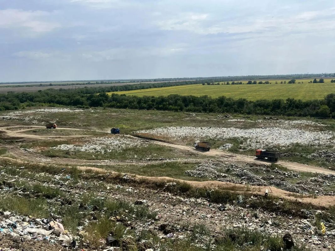 Для тушения возгорания на полигоне в Энгельсе привлечена дополнительная техника Для тушения возгорания на полигоне в Энгельсе привлечена дополнительная техника