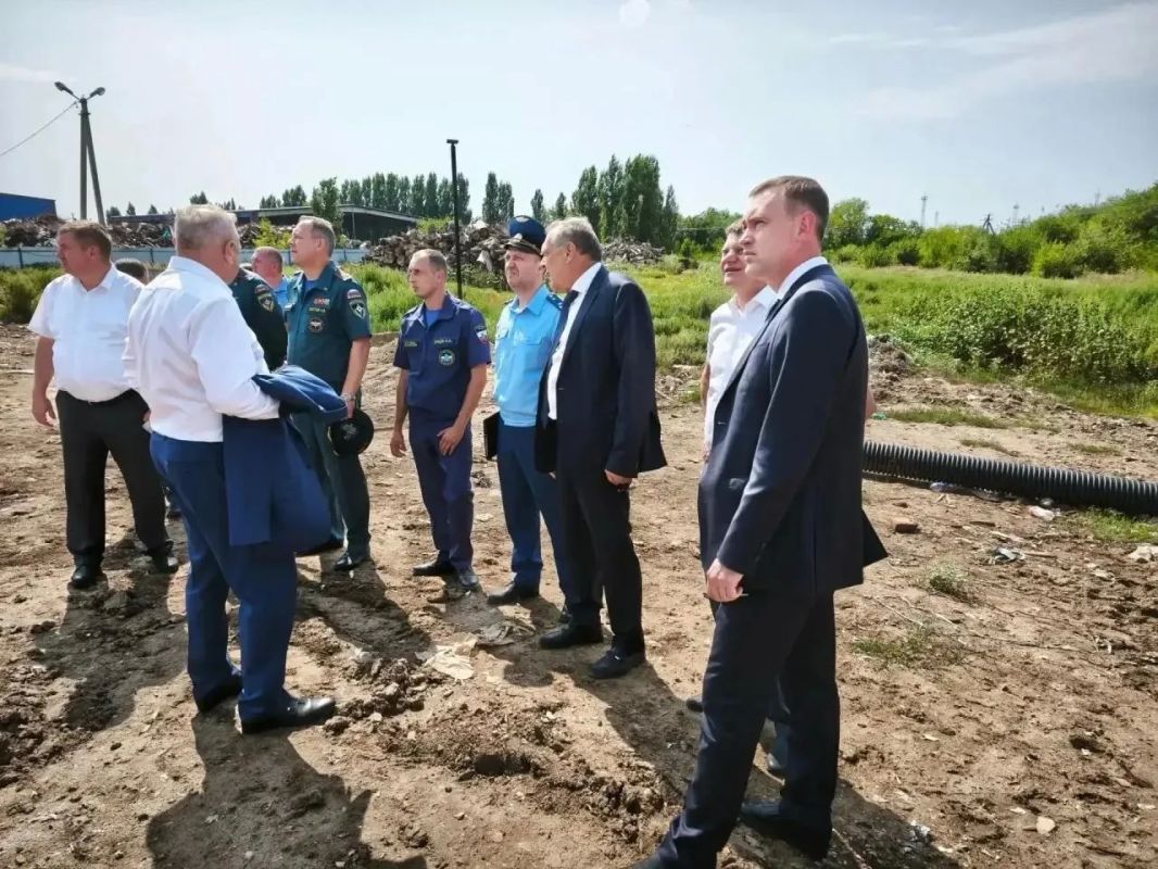 По поручению губернатора области Романа Бусаргина вместе с заместителями председателя правительства Александром Стрелюхиным и Василием Котовым, Саратовским межрайонным природоохранным прокурором Михаилом Лихачевым, а также... По поручению губернатора области Романа Бусаргина вместе с заместителями председателя правительства Александром Стрелюхиным и Василием Котовым, Саратовским межрайонным природоохранным прокурором Михаилом Лихачевым, а также...
