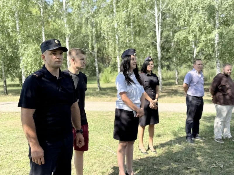 В Энгельсе полицейские и общественники провели «Зарядку со стражем порядка» для отдыхающих детского лагеря В Энгельсе полицейские и общественники провели «Зарядку со стражем порядка» для отдыхающих детского лагеря