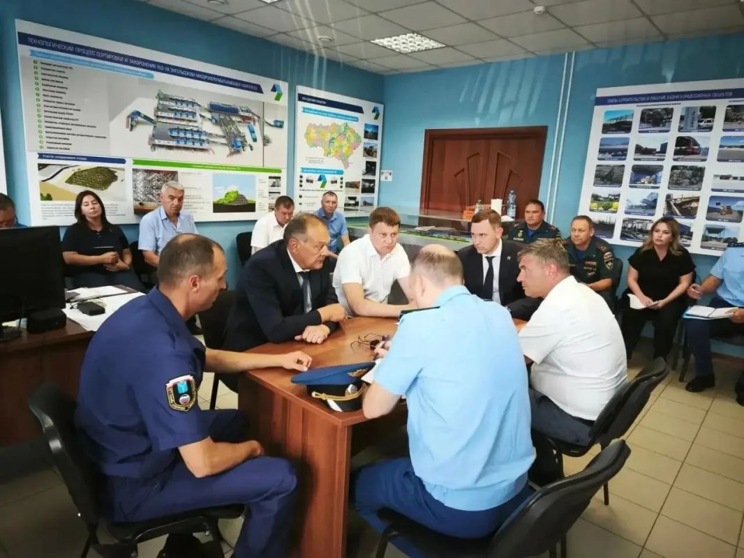 По поручению губернатора области Романа Бусаргина вместе с заместителями председателя правительства Александром Стрелюхиным и Василием Котовым, Саратовским межрайонным природоохранным прокурором Михаилом Лихачевым, а также... По поручению губернатора области Романа Бусаргина вместе с заместителями председателя правительства Александром Стрелюхиным и Василием Котовым, Саратовским межрайонным природоохранным прокурором Михаилом Лихачевым, а также...