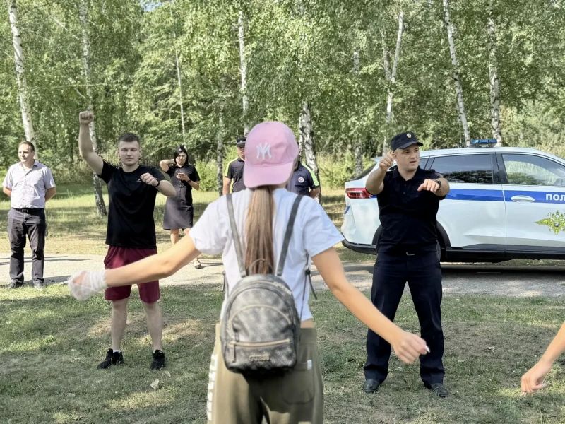В Энгельсе полицейские и общественники провели «Зарядку со стражем порядка» для отдыхающих детского лагеря В Энгельсе полицейские и общественники провели «Зарядку со стражем порядка» для отдыхающих детского лагеря