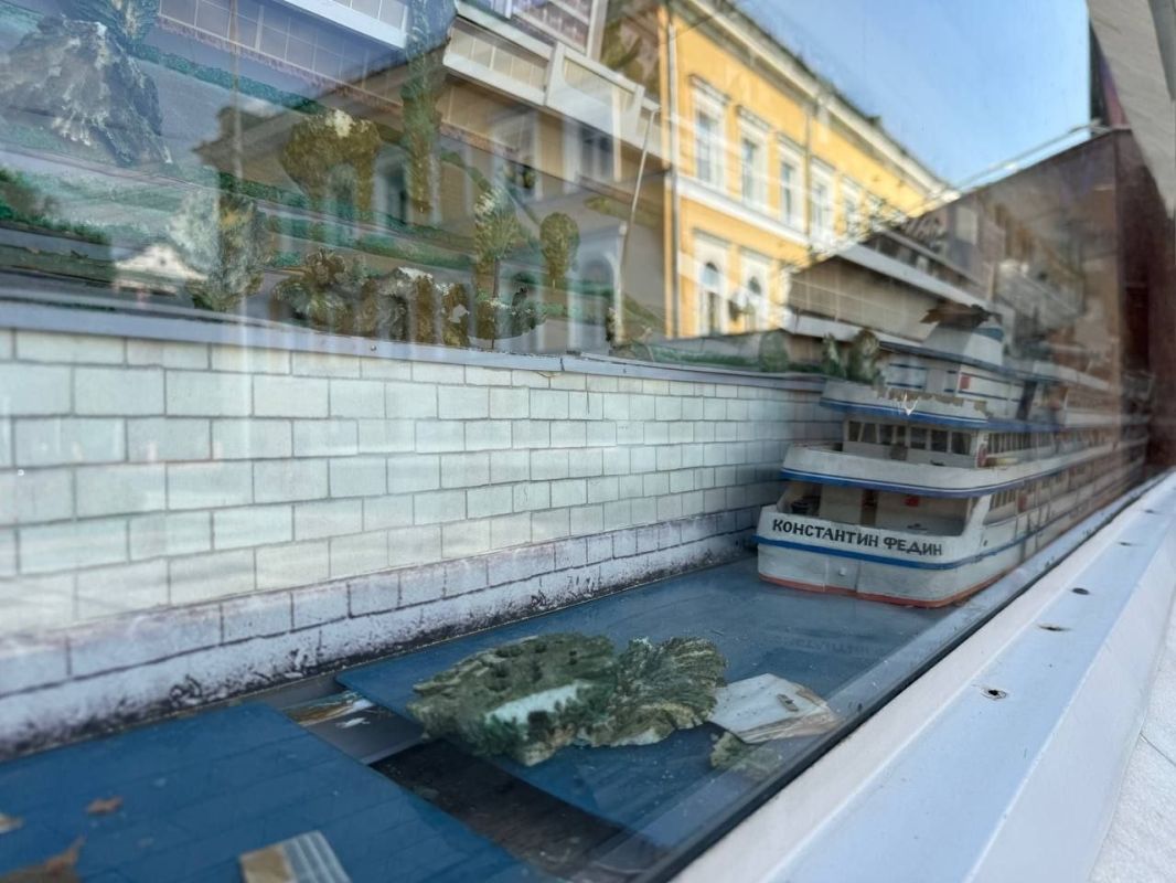 Разнесли диораму в Саратове на улице Чернышевского: вандалы крушили корабли и ротонду Разнесли диораму в Саратове на улице Чернышевского: вандалы крушили корабли и ротонду