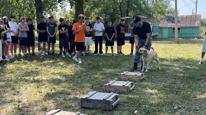 В Энгельсе полицейские и общественники провели «Зарядку со стражем порядка» для отдыхающих детского лагеря В Энгельсе полицейские и общественники провели «Зарядку со стражем порядка» для отдыхающих детского лагеря
