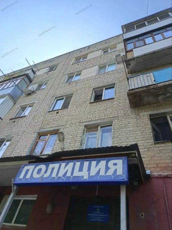 Пятилетний мальчик выпал из окна и упал на козырёк полиции