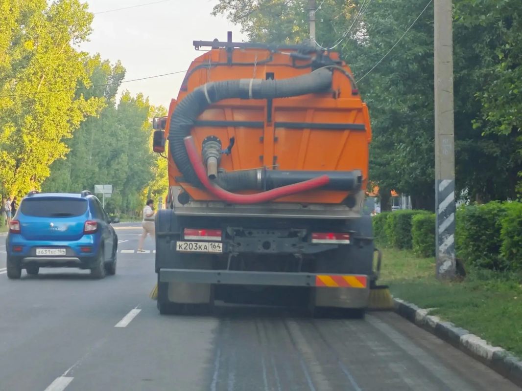 Коммунальные службы ежедневно выполняют плановые работы по благоустройству города Коммунальные службы ежедневно выполняют плановые работы по благоустройству города
