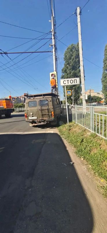 Коммунальные службы ежедневно выполняют плановые работы по благоустройству города Коммунальные службы ежедневно выполняют плановые работы по благоустройству города