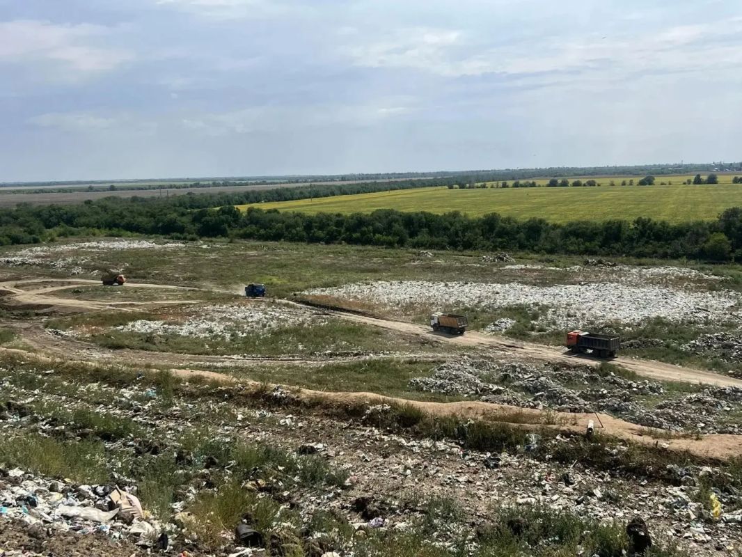 Тлеющий полигон в Энгельсе тушат круглосуточно: открытый огонь сбили Тлеющий полигон в Энгельсе тушат круглосуточно: открытый огонь сбили