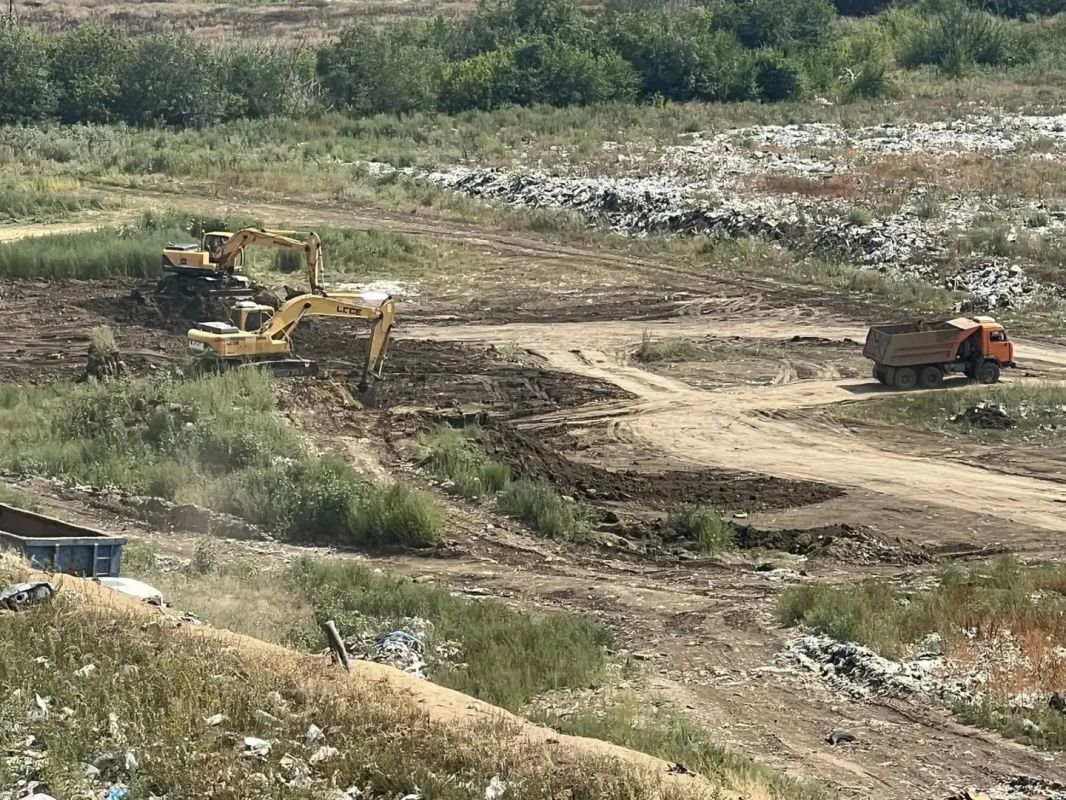Тлеющий полигон в Энгельсе тушат круглосуточно: открытый огонь сбили Тлеющий полигон в Энгельсе тушат круглосуточно: открытый огонь сбили