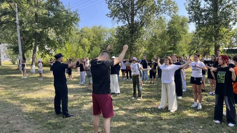 В Энгельсе полицейские и общественники провели «Зарядку со стражем порядка» для отдыхающих детского лагеря В Энгельсе полицейские и общественники провели «Зарядку со стражем порядка» для отдыхающих детского лагеря