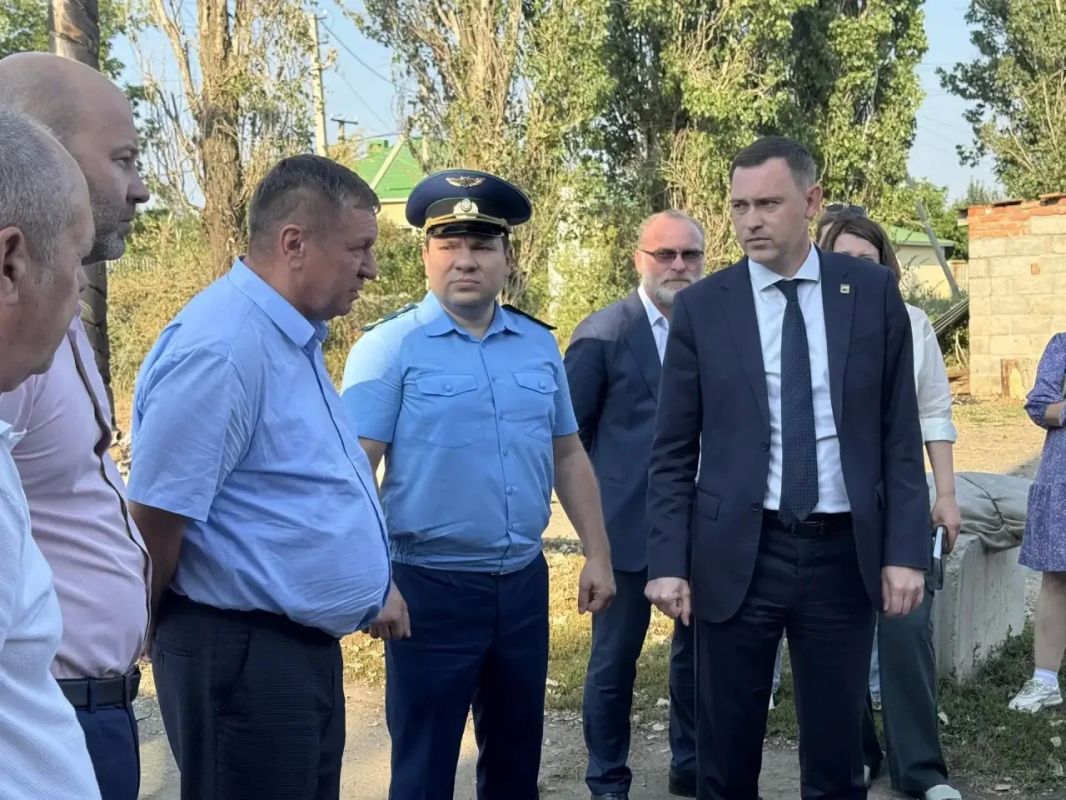 Вместе с прокурором города Энгельса Романом Яценко встретились с жителями п. Прибрежный Вместе с прокурором города Энгельса Романом Яценко встретились с жителями п. Прибрежный