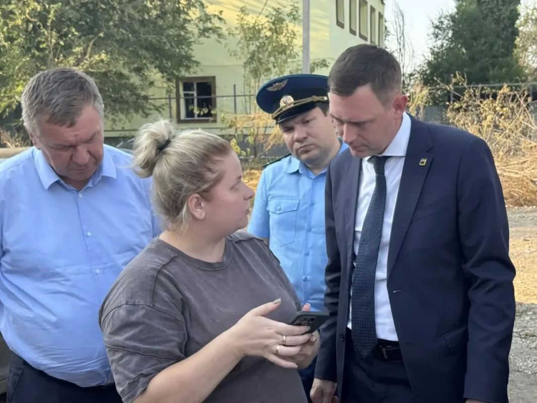Вместе с прокурором города Энгельса Романом Яценко встретились с жителями п. Прибрежный Вместе с прокурором города Энгельса Романом Яценко встретились с жителями п. Прибрежный