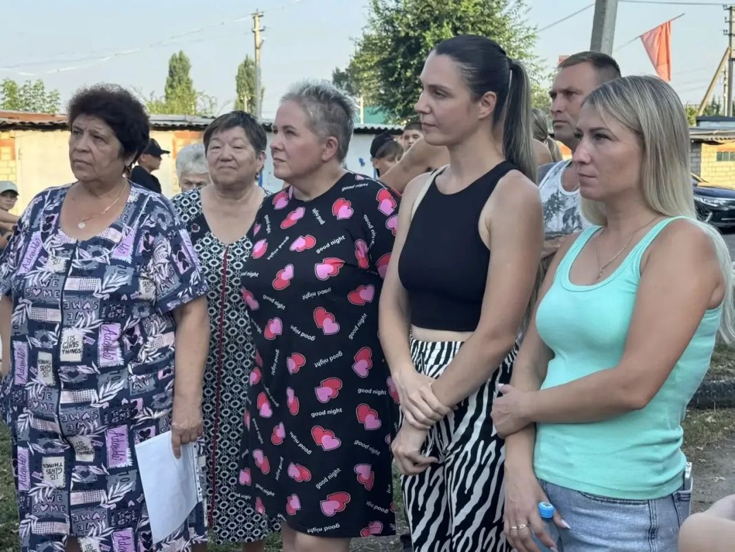 Вместе с прокурором города Энгельса Романом Яценко встретились с жителями п. Прибрежный Вместе с прокурором города Энгельса Романом Яценко встретились с жителями п. Прибрежный