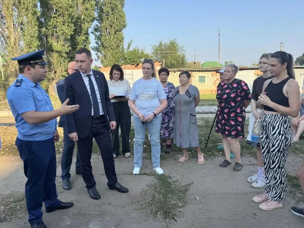 Вместе с прокурором города Энгельса Романом Яценко встретились с жителями п. Прибрежный Вместе с прокурором города Энгельса Романом Яценко встретились с жителями п. Прибрежный
