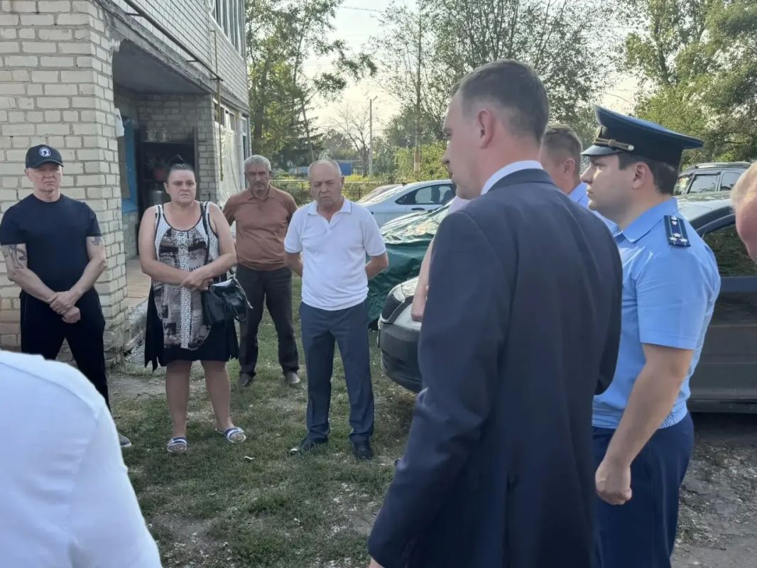 Вместе с прокурором города Энгельса Романом Яценко встретились с жителями п. Прибрежный Вместе с прокурором города Энгельса Романом Яценко встретились с жителями п. Прибрежный