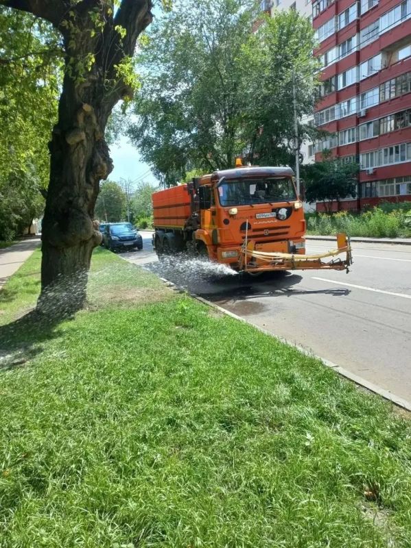 Уборка города. Коммунальные службы осуществляют уход за зелеными зонами, подбор мусора, приведение в порядок тротуаров и лестничных сходов, уборку скверов, а также содержание объектов улично-дорожной сети и общественных... Уборка города. Коммунальные службы осуществляют уход за зелеными зонами, подбор мусора, приведение в порядок тротуаров и лестничных сходов, уборку скверов, а также содержание объектов улично-дорожной сети и общественных...