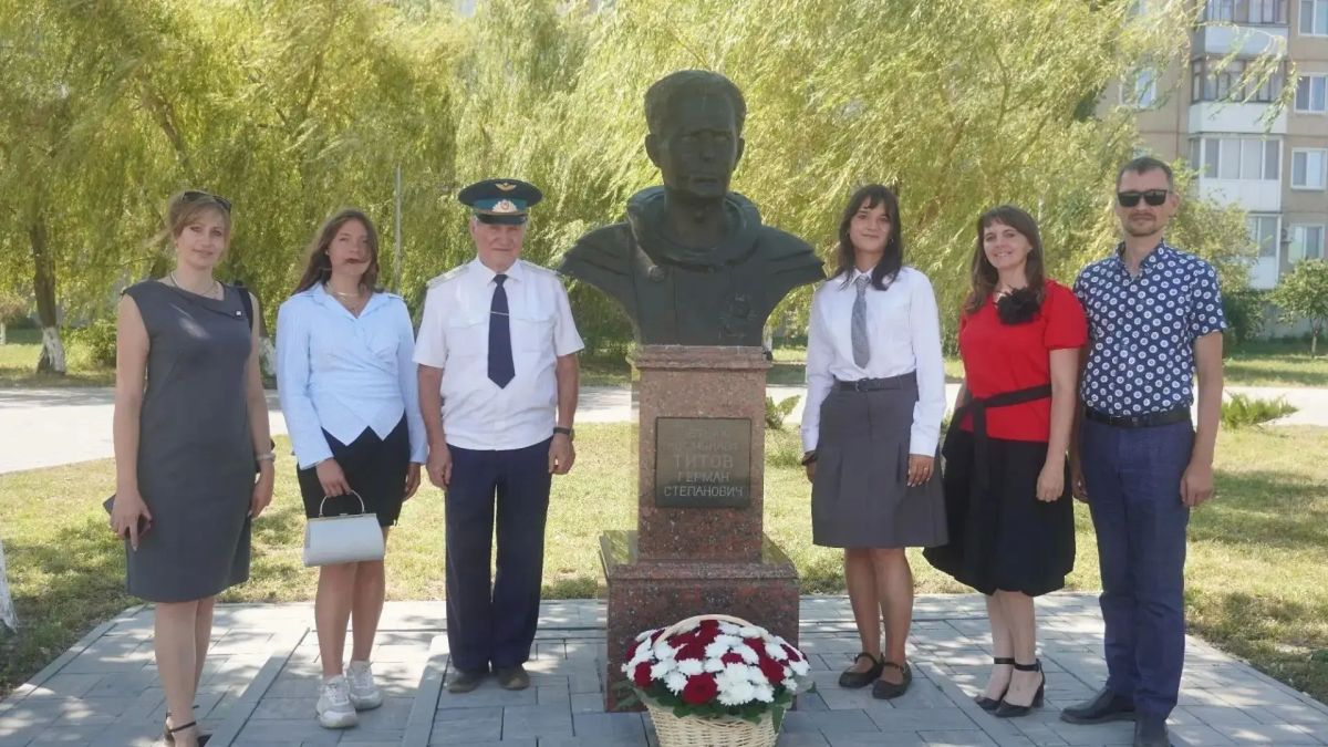 В Красном Куте отметили космический юбилей Германа Титова В Красном Куте отметили космический юбилей Германа Титова