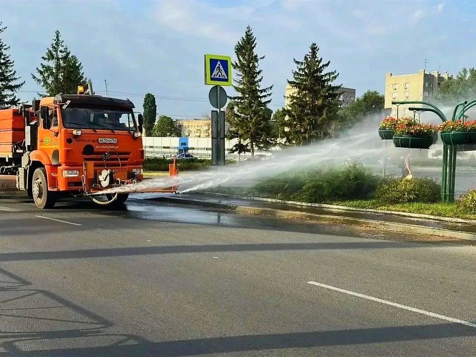 Уборка города. Коммунальные службы осуществляют уход за зелеными зонами, подбор мусора, приведение в порядок тротуаров и лестничных сходов, уборку скверов, а также содержание объектов улично-дорожной сети и общественных... Уборка города. Коммунальные службы осуществляют уход за зелеными зонами, подбор мусора, приведение в порядок тротуаров и лестничных сходов, уборку скверов, а также содержание объектов улично-дорожной сети и общественных...