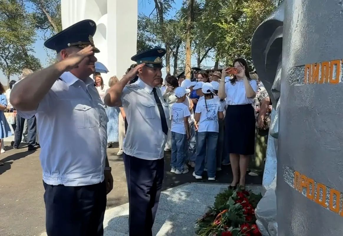 #ИсторияСГеографией В Саратовской области полицейские обеспечили охрану общественного порядка во время торжества в честь 65-летия первого в мире суточного космического полёта и благополучного возвращения на Землю Второго... #ИсторияСГеографией В Саратовской области полицейские обеспечили охрану общественного порядка во время торжества в честь 65-летия первого в мире суточного космического полёта и благополучного возвращения на Землю Второго...