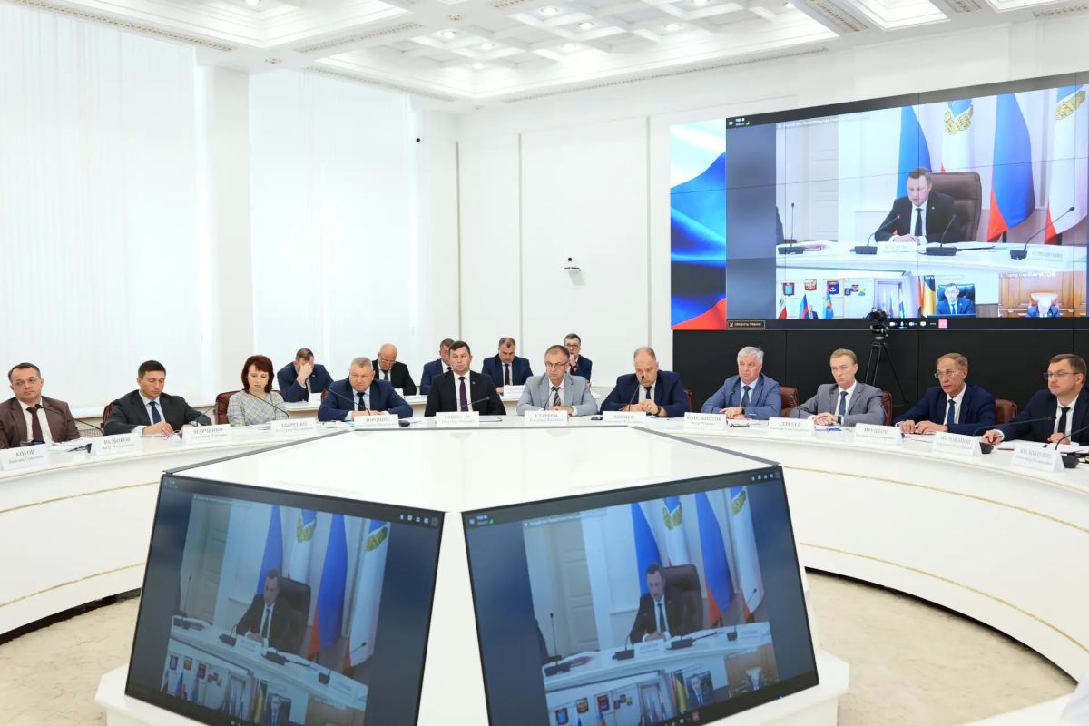 Губернатор Роман Бусаргин провел постоянно действующее совещание с заместителями председателя правительства, министрами, а также главами районов Губернатор Роман Бусаргин провел постоянно действующее совещание с заместителями председателя правительства, министрами, а также главами районов