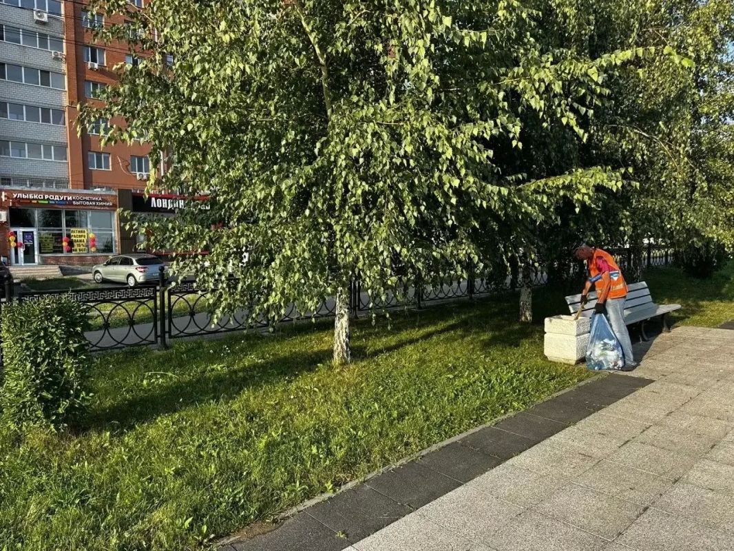 Уборка города. Коммунальные службы осуществляют уход за зелеными зонами, подбор мусора, приведение в порядок тротуаров и лестничных сходов, уборку скверов, а также содержание объектов улично-дорожной сети и общественных... Уборка города. Коммунальные службы осуществляют уход за зелеными зонами, подбор мусора, приведение в порядок тротуаров и лестничных сходов, уборку скверов, а также содержание объектов улично-дорожной сети и общественных...