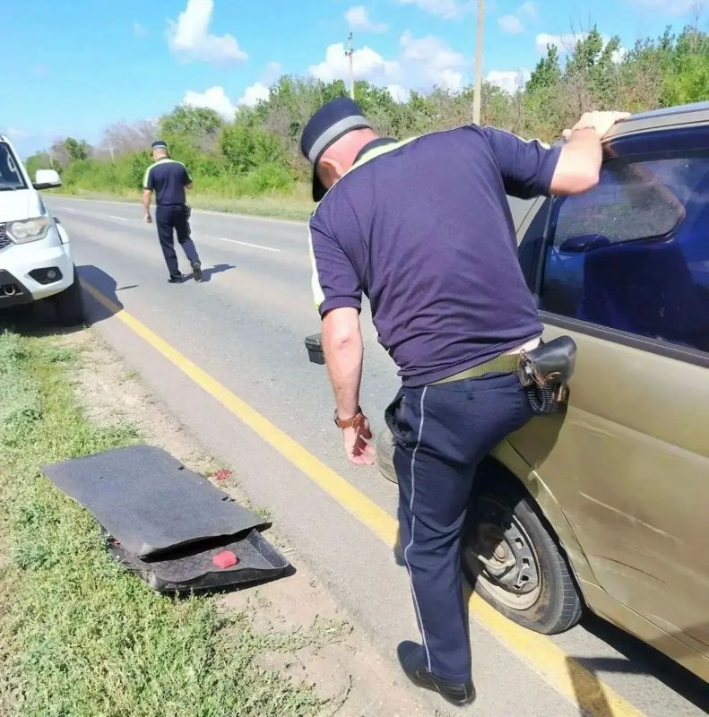 Саратовские инспекторы помогли автоледи заменить пробитое на трассе колесо Саратовские инспекторы помогли автоледи заменить пробитое на трассе колесо