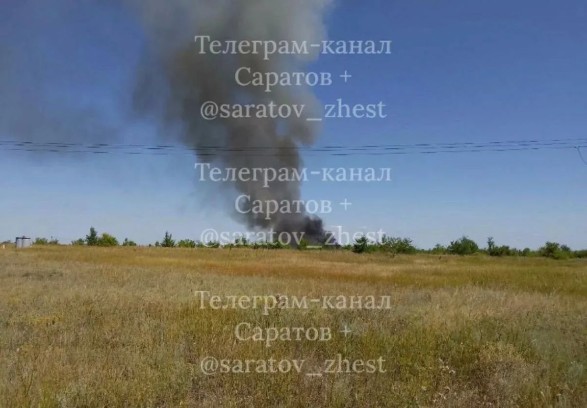 Рядом с кладбищем в Елшанке тушат крупное возгорание мусора Рядом с кладбищем в Елшанке тушат крупное возгорание мусора
