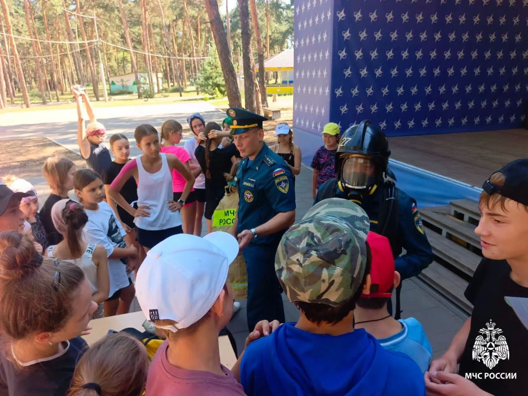 Важные уроки на отдыхе. Профилактический десант МЧС России продолжает посещать детские оздоровительные лагеря и центры Важные уроки на отдыхе. Профилактический десант МЧС России продолжает посещать детские оздоровительные лагеря и центры