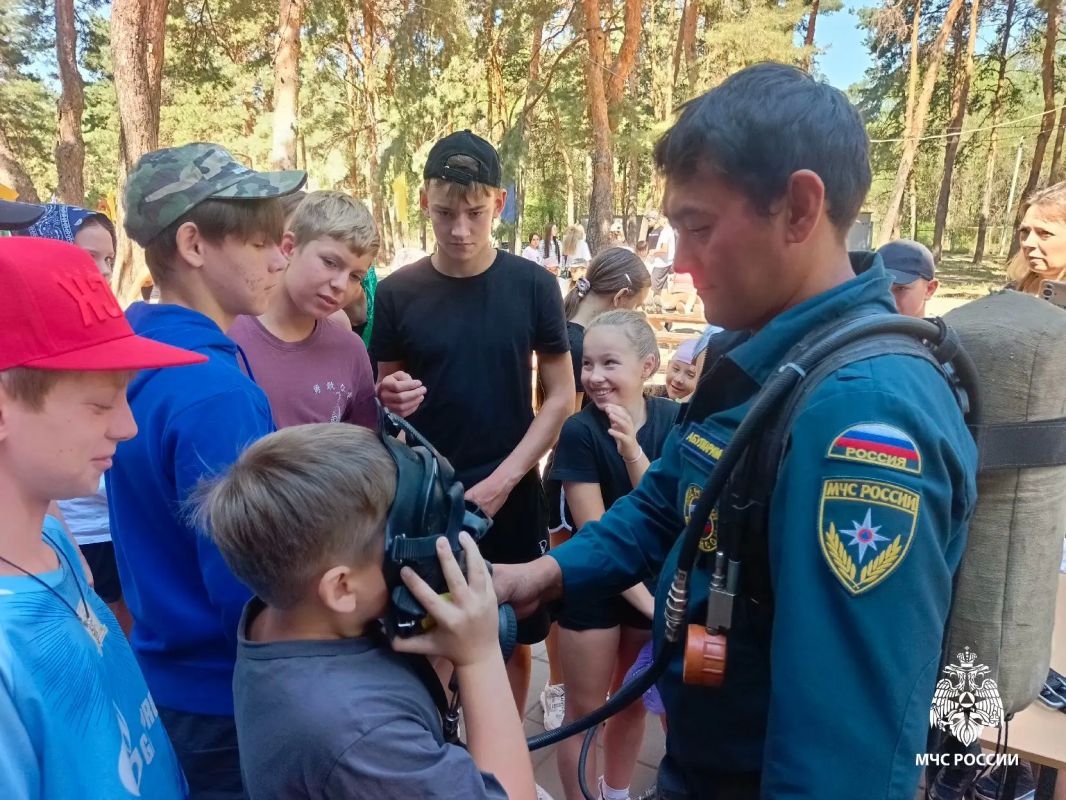Важные уроки на отдыхе. Профилактический десант МЧС России продолжает посещать детские оздоровительные лагеря и центры Важные уроки на отдыхе. Профилактический десант МЧС России продолжает посещать детские оздоровительные лагеря и центры