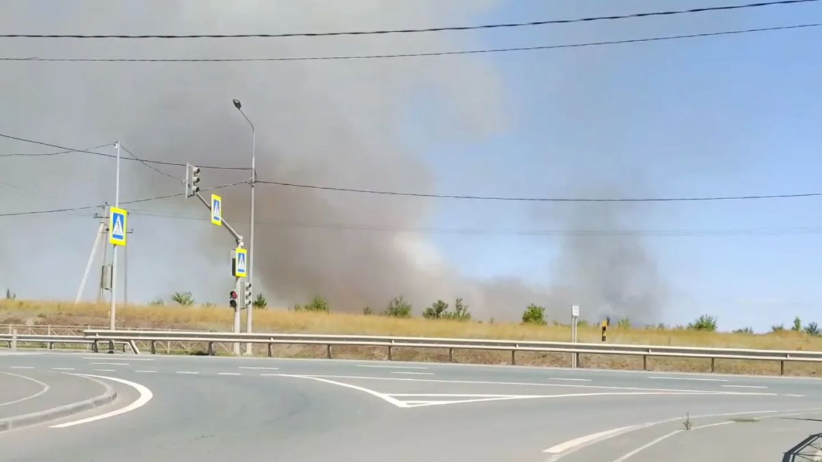 Рядом с кладбищем в Елшанке тушат крупное возгорание мусора