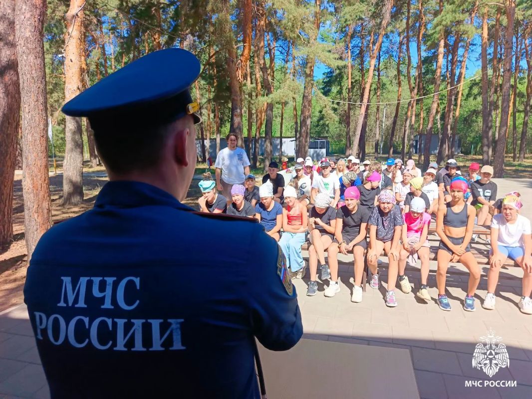 Важные уроки на отдыхе. Профилактический десант МЧС России продолжает посещать детские оздоровительные лагеря и центры Важные уроки на отдыхе. Профилактический десант МЧС России продолжает посещать детские оздоровительные лагеря и центры