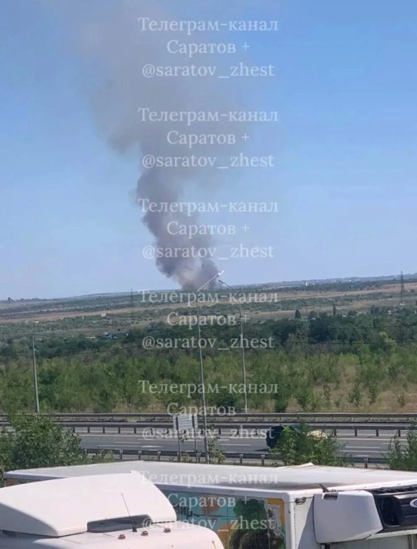 Рядом с кладбищем в Елшанке тушат крупное возгорание мусора Рядом с кладбищем в Елшанке тушат крупное возгорание мусора
