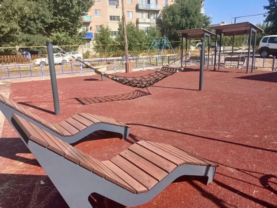 В Александровом Гае установили карусель-чашу и качели-диван В Александровом Гае установили карусель-чашу и качели-диван