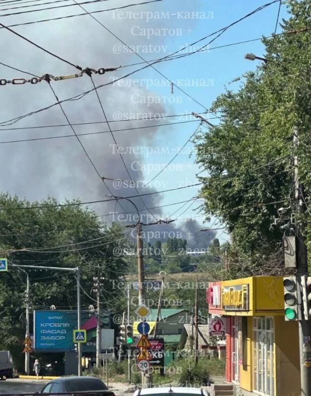 Рядом с кладбищем в Елшанке тушат крупное возгорание мусора Рядом с кладбищем в Елшанке тушат крупное возгорание мусора
