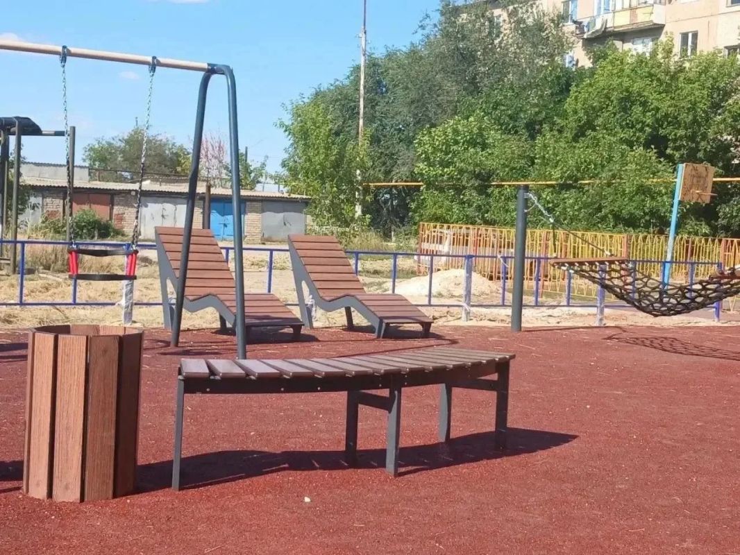 В Александровом Гае установили карусель-чашу и качели-диван В Александровом Гае установили карусель-чашу и качели-диван