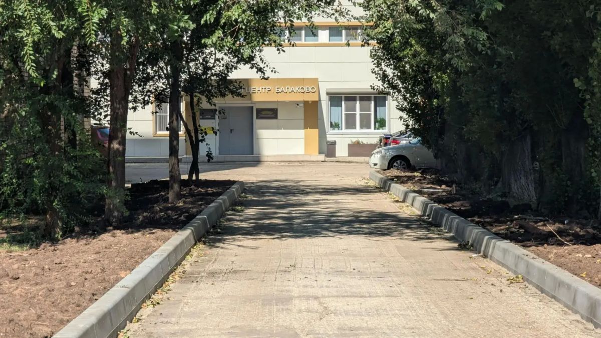 Завершается благоустройство сквера у «Золушки» на проспекте Героев