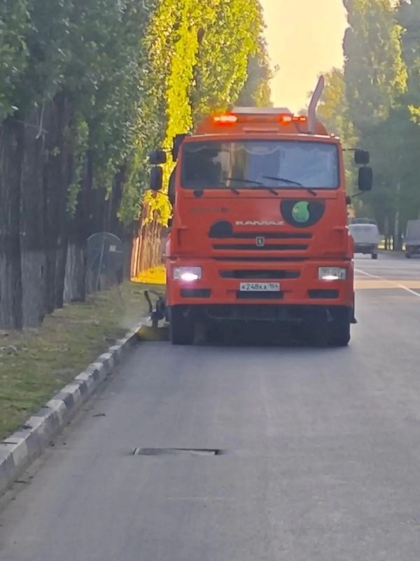 Рабочие Комбината благоустройства ежедневно приводят город Балаково в порядок Рабочие Комбината благоустройства ежедневно приводят город Балаково в порядок