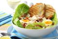 Салат Цезарь: как приготовить культовое блюдо с изюминкой