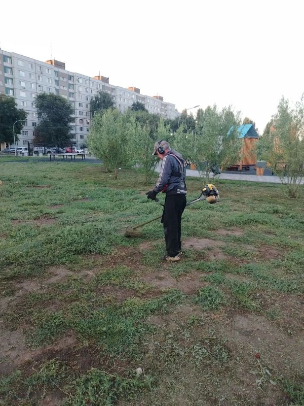 Рабочие Комбината благоустройства ежедневно приводят город Балаково в порядок Рабочие Комбината благоустройства ежедневно приводят город Балаково в порядок