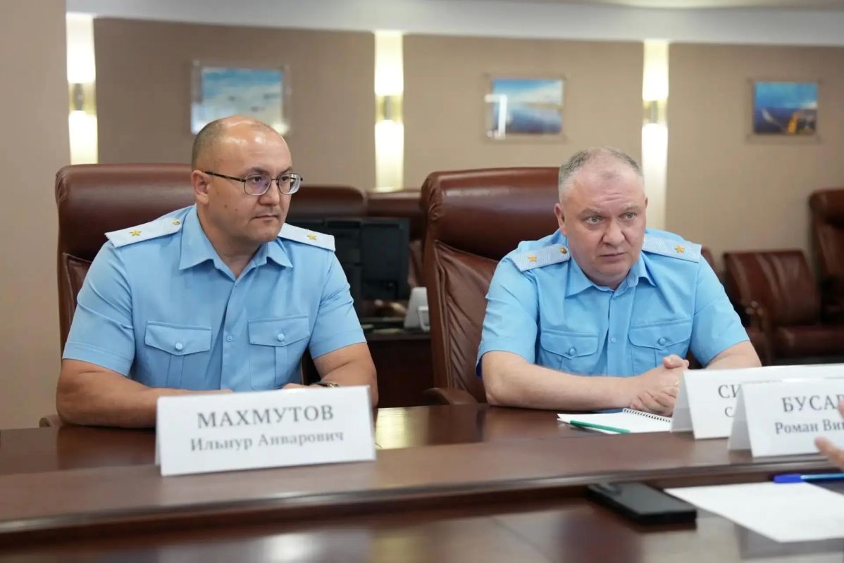 Губернатор Роман Бусаргин провел рабочую встречу с начальником Аппарата директора Федеральной службы судебных приставов Сергеем Синичкиным и новым руководителем саратовского управления Ильнуром Махмутовым Губернатор Роман Бусаргин провел рабочую встречу с начальником Аппарата директора Федеральной службы судебных приставов Сергеем Синичкиным и новым руководителем саратовского управления Ильнуром Махмутовым