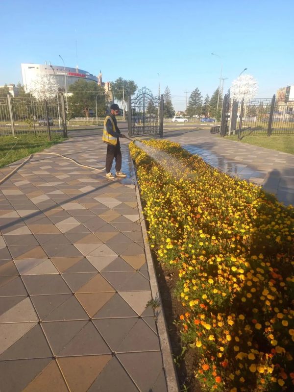Рабочие Комбината благоустройства ежедневно приводят город Балаково в порядок Рабочие Комбината благоустройства ежедневно приводят город Балаково в порядок