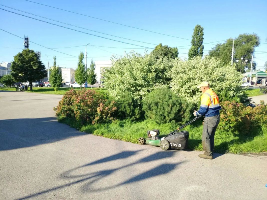 Уборка города. Коммунальные службы осуществляют работы по покосу травы, механизированной и ручной очистке тротуаров и прилотковой части дорог, сбору мелкого мусора, случайного мусора, а также очистке контейнерных площадок и... Уборка города. Коммунальные службы осуществляют работы по покосу травы, механизированной и ручной очистке тротуаров и прилотковой части дорог, сбору мелкого мусора, случайного мусора, а также очистке контейнерных площадок и...