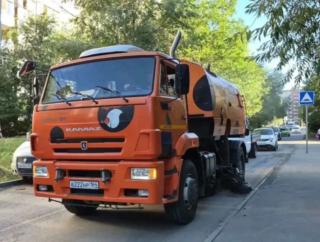 Уборка города. Коммунальные службы осуществляют работы по покосу травы, механизированной и ручной очистке тротуаров и прилотковой части дорог, сбору мелкого мусора, случайного мусора, а также очистке контейнерных площадок и... Уборка города. Коммунальные службы осуществляют работы по покосу травы, механизированной и ручной очистке тротуаров и прилотковой части дорог, сбору мелкого мусора, случайного мусора, а также очистке контейнерных площадок и...