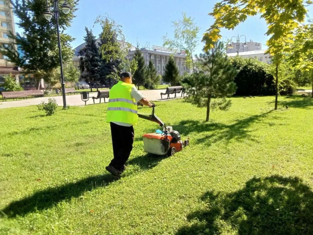 Уборка города. Коммунальные службы осуществляют работы по покосу травы, механизированной и ручной очистке тротуаров и прилотковой части дорог, сбору мелкого мусора, случайного мусора, а также очистке контейнерных площадок и... Уборка города. Коммунальные службы осуществляют работы по покосу травы, механизированной и ручной очистке тротуаров и прилотковой части дорог, сбору мелкого мусора, случайного мусора, а также очистке контейнерных площадок и...