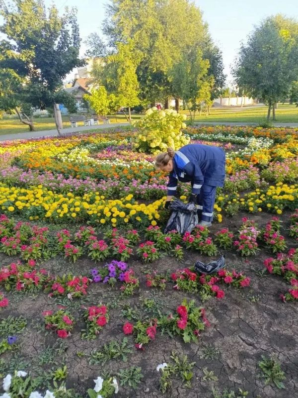 Рабочие Комбината благоустройства ежедневно приводят город Балаково в порядок Рабочие Комбината благоустройства ежедневно приводят город Балаково в порядок