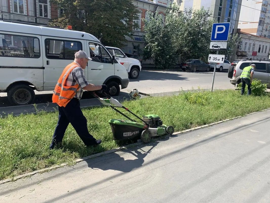 Уборка города. Коммунальные службы осуществляют работы по покосу травы, механизированной и ручной очистке тротуаров и прилотковой части дорог, сбору мелкого мусора, случайного мусора, а также очистке контейнерных площадок и... Уборка города. Коммунальные службы осуществляют работы по покосу травы, механизированной и ручной очистке тротуаров и прилотковой части дорог, сбору мелкого мусора, случайного мусора, а также очистке контейнерных площадок и...